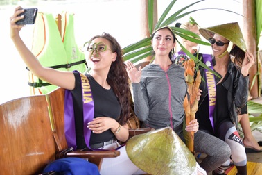 Thí sinh hoa hậu Đại sứ du lịch thế giới “khuấy động” phố cổ Hội An