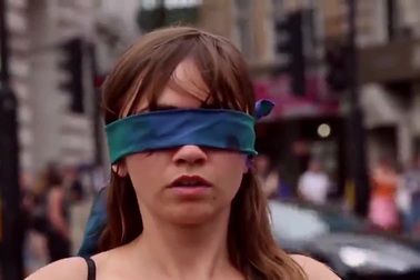 Thoát y giữa đường phố London