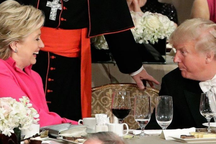 Ông Trump và bà Clinton ra sức “nói kháy” khi ăn tối cùng nhau