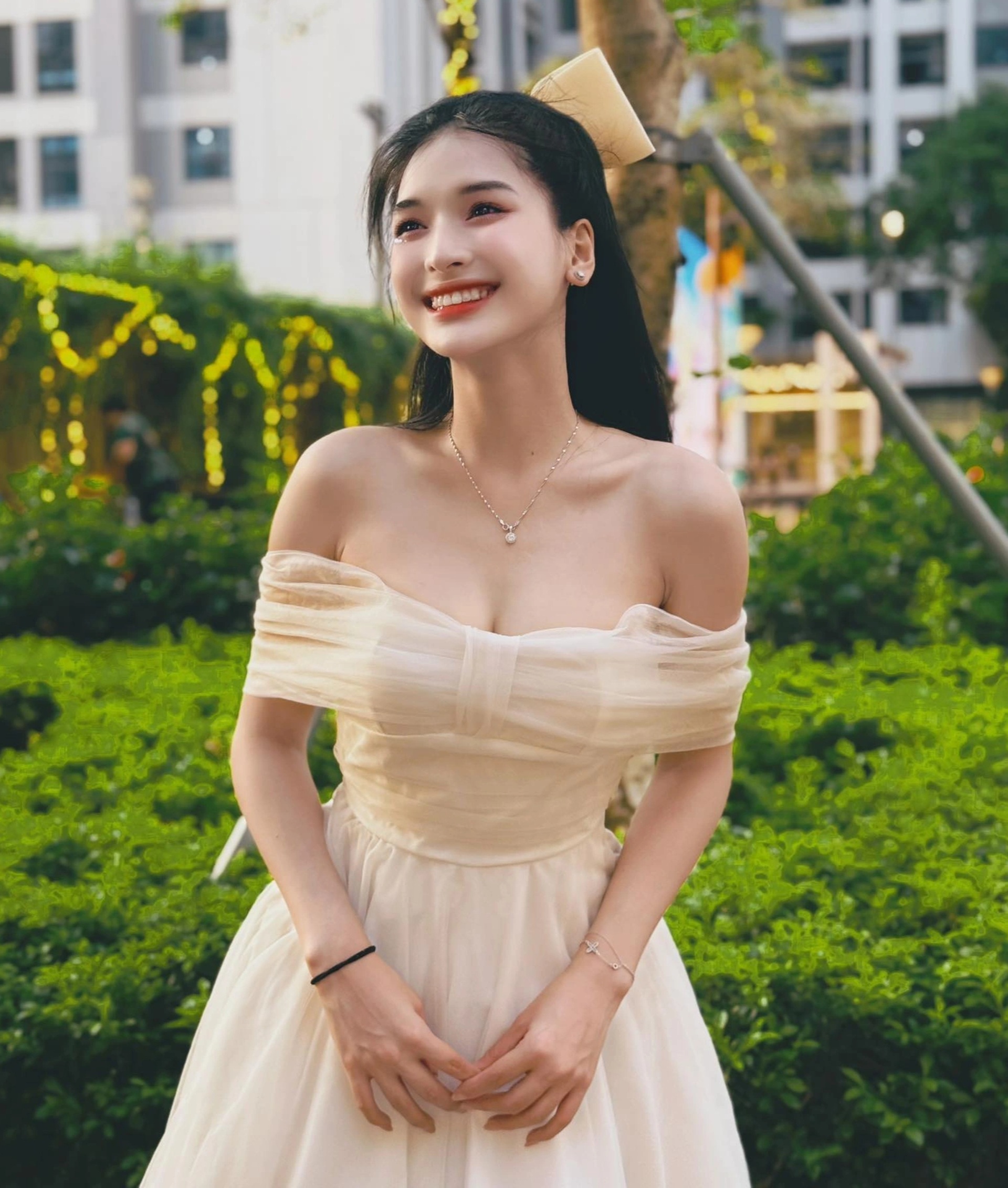 Sắc vóc xinh đẹp, gợi cảm của người tình màn ảnh kém Thanh Sơn 9 tuổi - 9