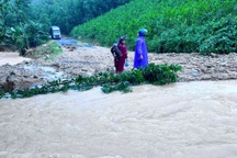 Mưa lũ gây sạt lở quốc lộ, nhiều xã miền núi bị cô lập, 19 người mắc kẹt