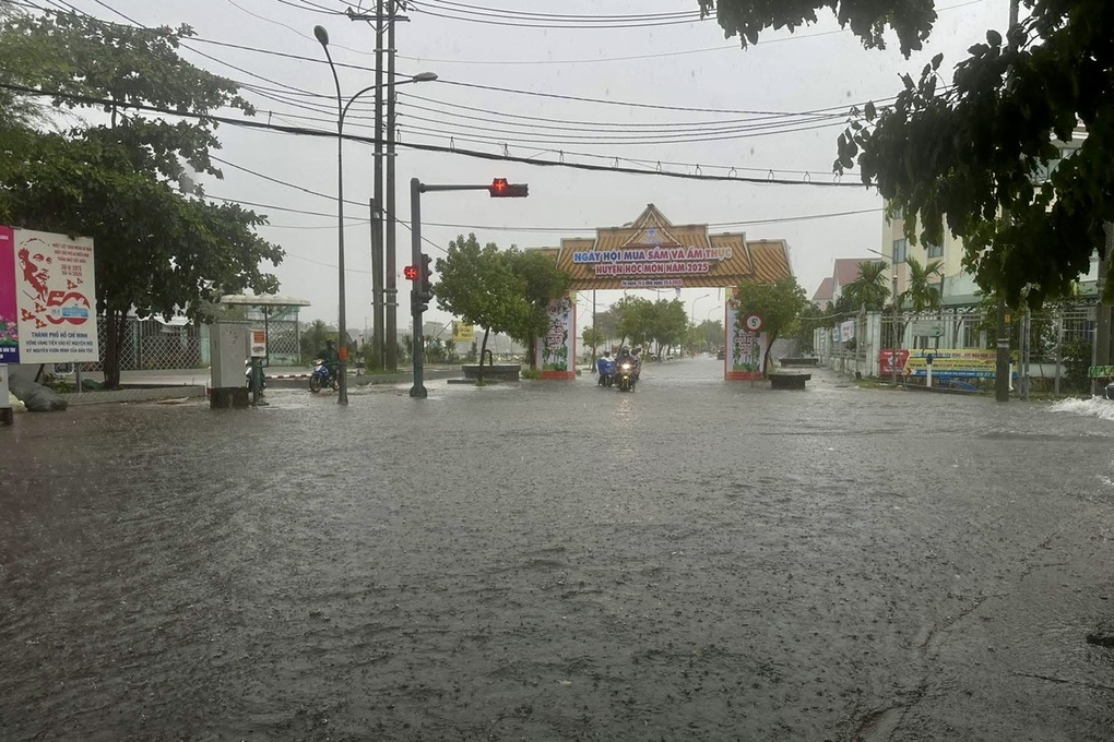 TPHCM mưa lớn, nhiều nơi ngập úng cục bộ - 1 TPHCM mưa lớn, nhiều nơi ngập úng cục bộ - 1