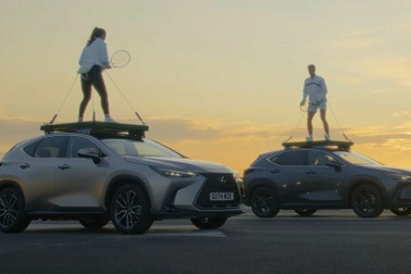 Hãng xe sang "trói" hai tay vợt tennis trên nóc ô tô, lập kỷ lục thế giới