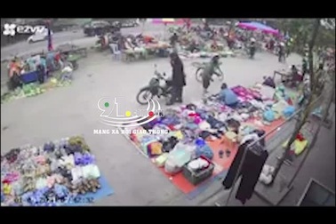 Kinh hoàng khoảnh khắc chiếc xe ô tô lao vào chợ