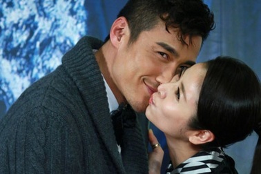 Lâm Tâm Như tít mắt vì được giai đẹp hôn 