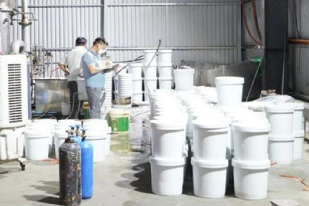 Bên trong 3 xưởng hàng cấm quy mô lớn ở Hà Nội mới bị cảnh sát đột kích - 3 Bên trong 3 xưởng hàng cấm quy mô lớn ở Hà Nội mới bị cảnh sát đột kích - 3