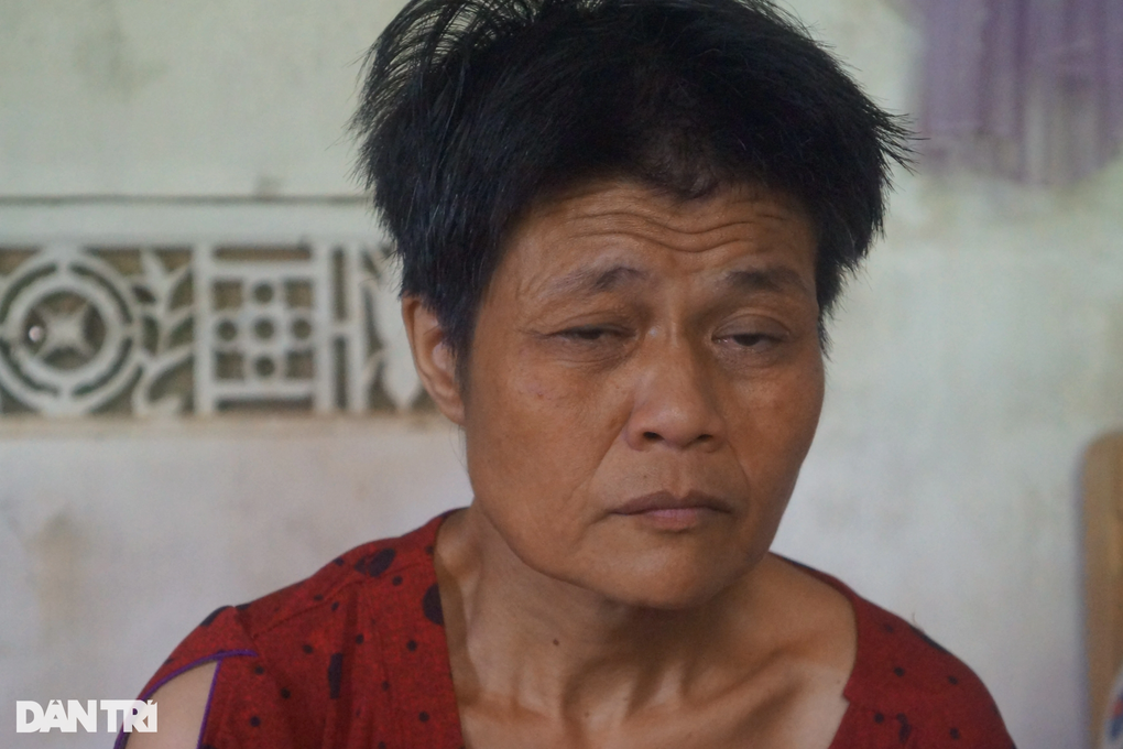 Cám cảnh người đàn ông mù chăm con ung thư, em gái thiểu năng - 2 Cám cảnh người đàn ông mù chăm con ung thư, em gái thiểu năng - 2