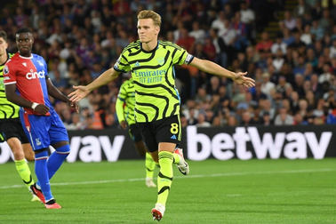 10 người Arsenal thắng Crystal Palace nhờ quả phạt đền