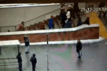 Khoảnh khắc xe buýt lao xuống hầm đi bộ khiến 5 người chết ở Nga