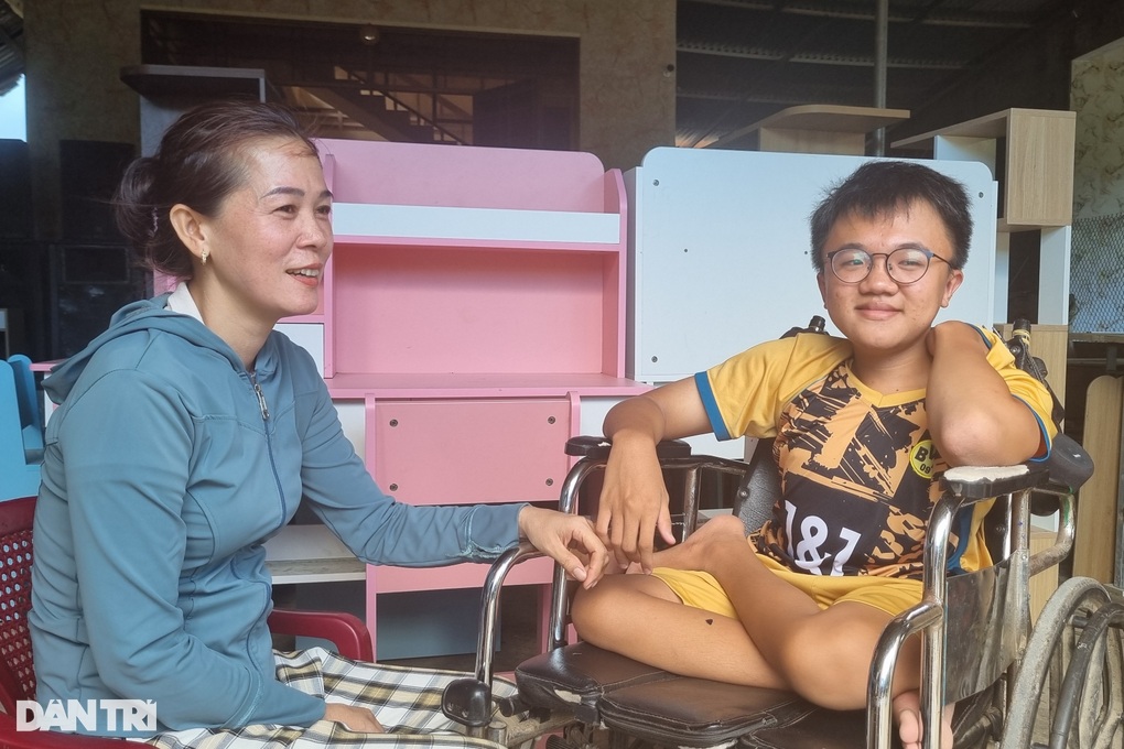 Chàng trai 18 tuổi bị gãy xương 40 lần - 2 Chàng trai 18 tuổi bị gãy xương 40 lần - 2