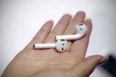 Bà mẹ hốt hoảng khi con trai 7 tuổi nuốt chửng tai nghe AirPods