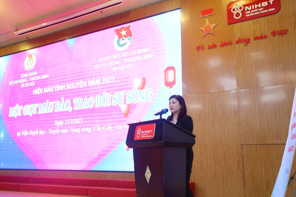 Hàng trăm cán bộ Bộ LĐ-TBXH tham gia hiến máu tình nguyện - 2 Hàng trăm cán bộ Bộ LĐ-TBXH tham gia hiến máu tình nguyện - 2