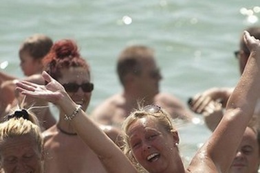 Kỷ lục mới về số người tắm biển khỏa thân 