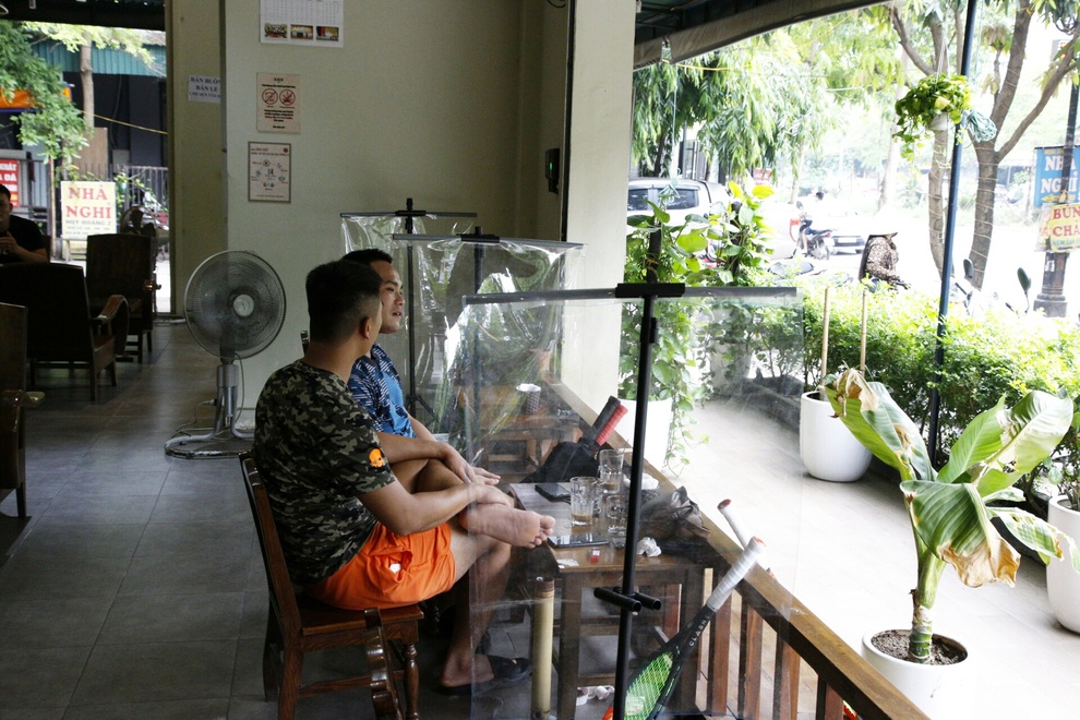 Hà Nội: Đông khách, nhân viên chạy bàn kiêm thu ngân sau ngày nới lỏng… - 4 Hà Nội: Đông khách, nhân viên chạy bàn kiêm thu ngân sau ngày nới lỏng… - 4