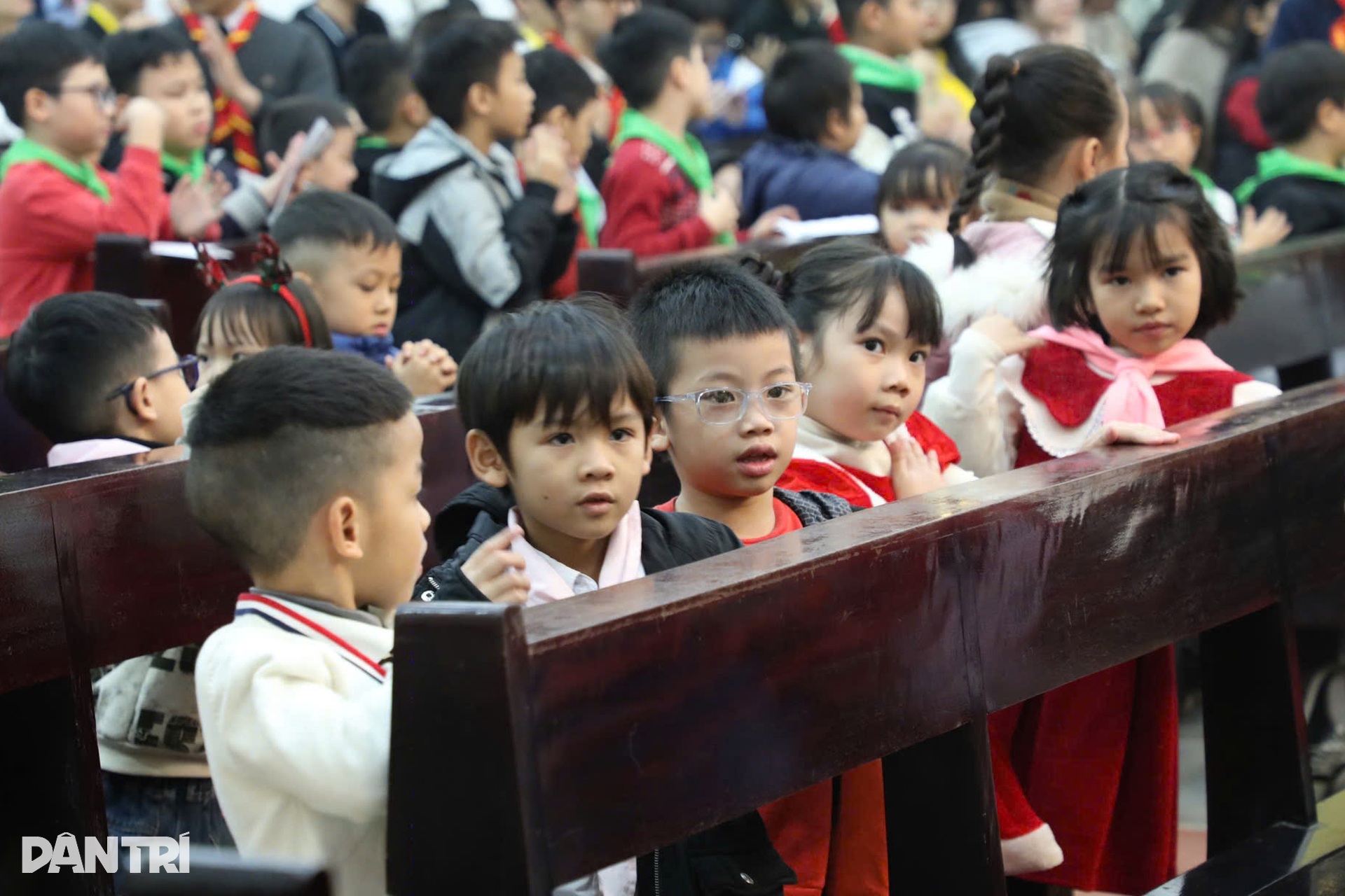 Hàng nghìn người đổ về Nhà thờ Lớn Hà Nội đón Giáng sinh - 18