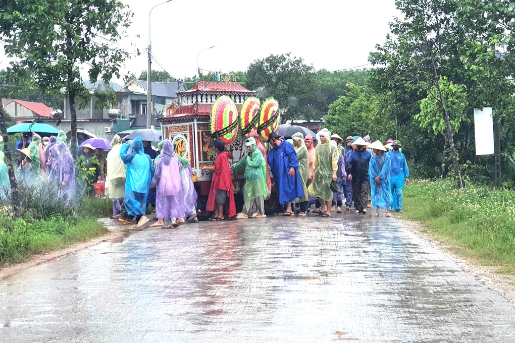 Người phụ nữ bị cây đổ đè tử vong ở Hà Nội: Dòng người đội mưa đẩy xe tang - 1