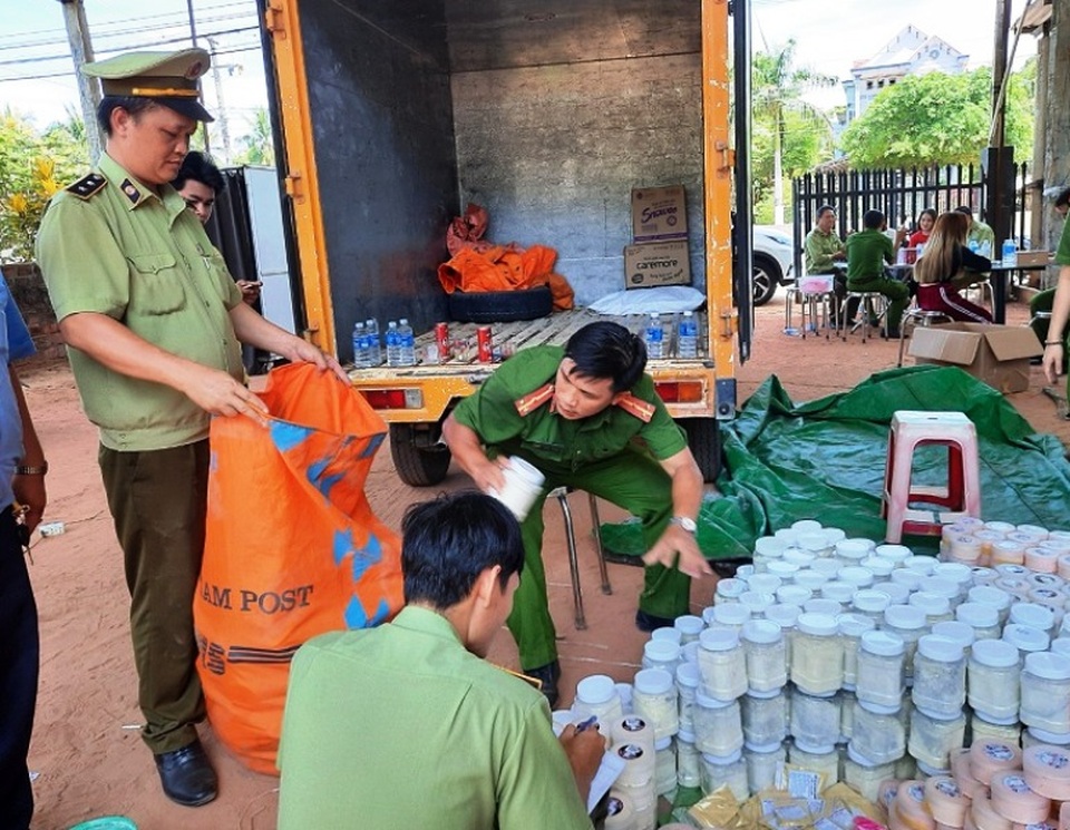 Bình Định: Tạm giữ lô mỹ phẩm tự pha trộn không rõ nguồn gốc - 1 Bình Định: Tạm giữ lô mỹ phẩm tự pha trộn không rõ nguồn gốc - 1