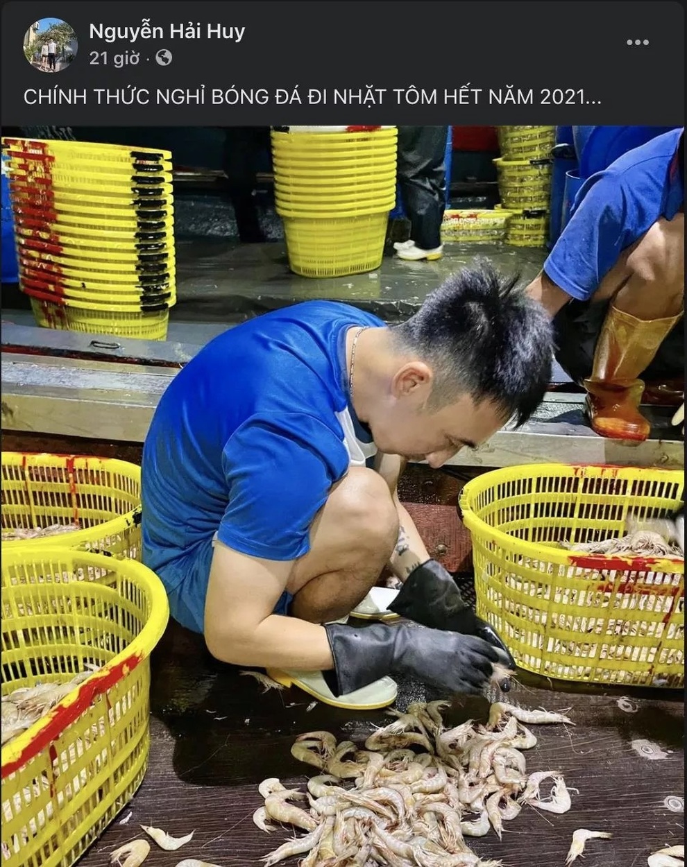 Hình ảnh cầu thủ Than Quảng Ninh… nhặt tôm lên báo nước ngoài - 1 Hình ảnh cầu thủ Than Quảng Ninh… nhặt tôm lên báo nước ngoài - 1