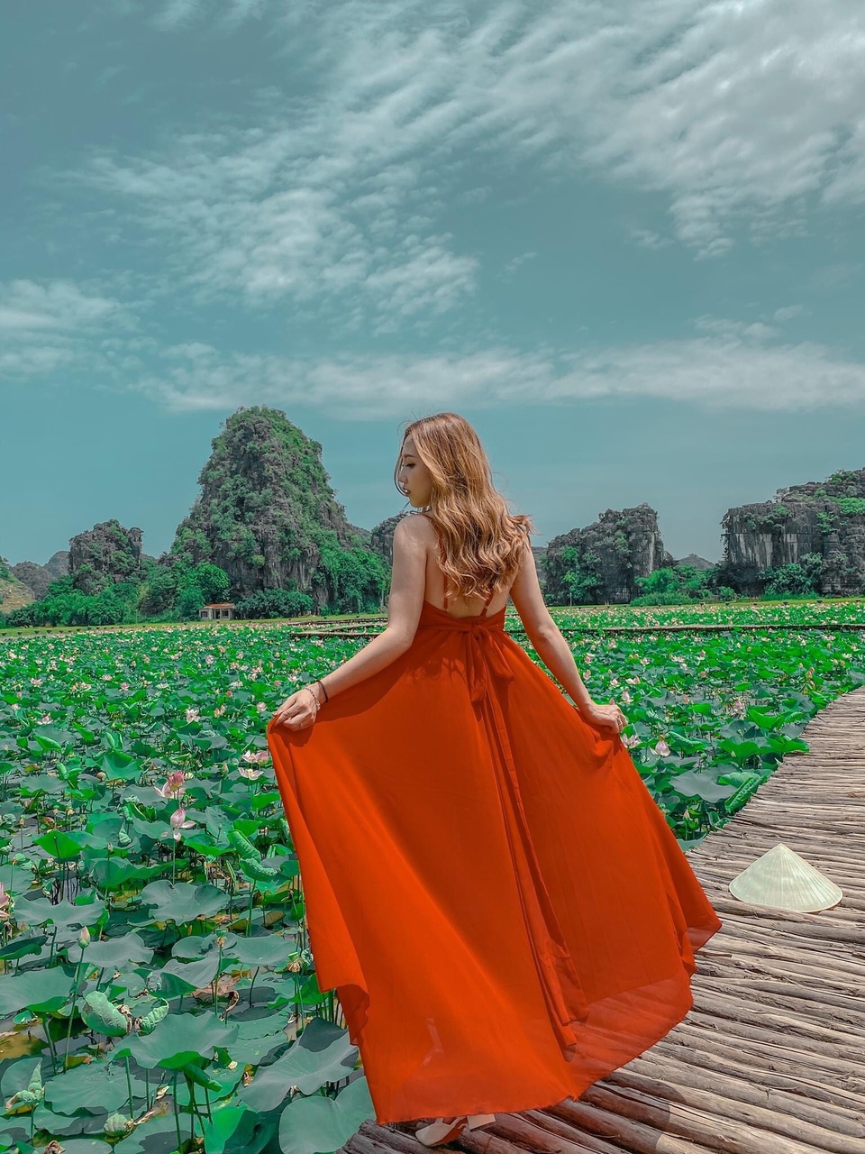 Con đường gỗ giữa hồ sen ở Hang Múa lại gây sốt - 2 Con đường gỗ giữa hồ sen ở Hang Múa lại gây sốt - 2