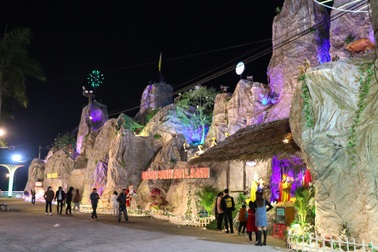 Hang đá khổng lồ ở làng ven đô lung linh chào đón Giáng sinh