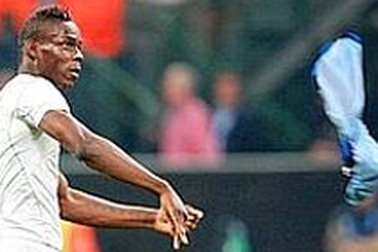 Balotelli ném áo đầy bất mãn trong ngày Inter đại thắng