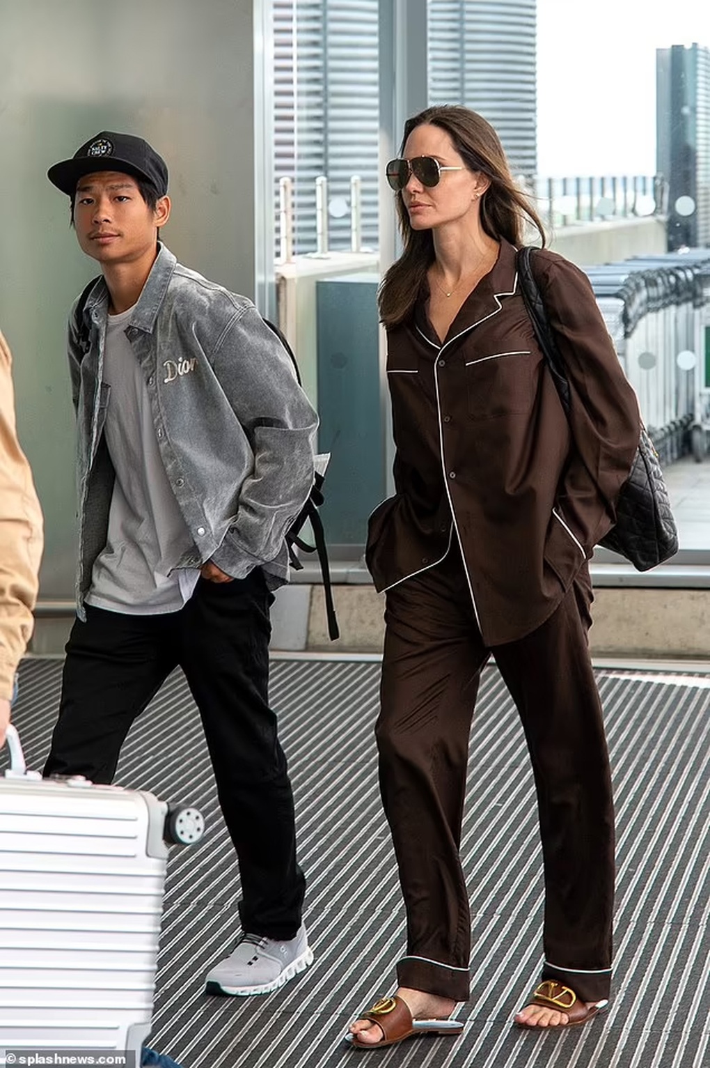 Angelina Jolie xuất hiện tại sân bay cùng con trai gốc Việt - 1 Angelina Jolie xuất hiện tại sân bay cùng con trai gốc Việt - 1