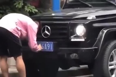 Tuyển thủ Trung Quốc bị sa thải vì gian lận biển số xe