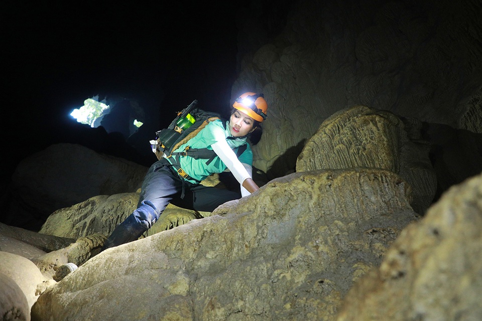 Hoa hậu H’hen Niê “hú hồn” vì bị trượt té khi thám hiểm hang Sơn Đoòng - 12