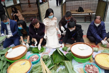 Hoa hậu Đỗ Thị Hà gói nghìn chiếc bánh chưng tặng trẻ em nghèo