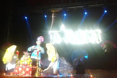 Nguyễn Văn Quân trình diễn tiết mục hầu đồng Xá thượng