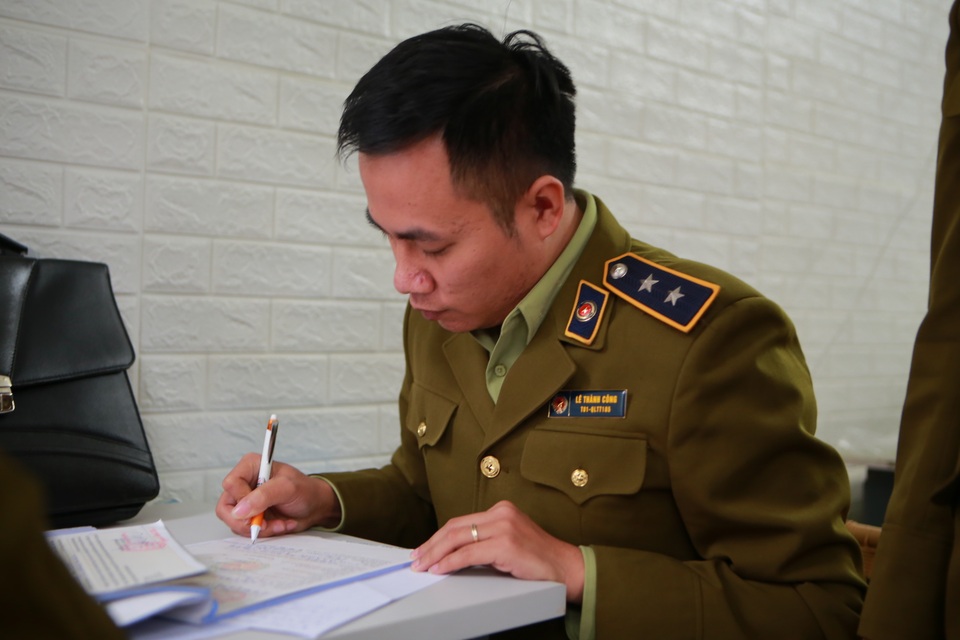 Phát hiện một người Trung Quốc thu gom 50 thùng khẩu trang tại Hà Nội - 7 Phát hiện một người Trung Quốc thu gom 50 thùng khẩu trang tại Hà Nội - 7