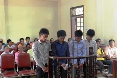 Chém chủ quán nhậu, 4 bị cáo chia nhau 57 tháng tù