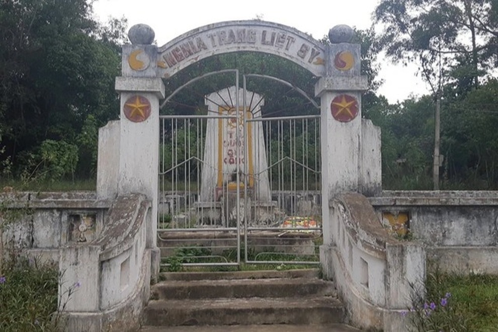 Ấm lòng khi mộ liệt sĩ từng xuống cấp đã được thay áo mới - 1