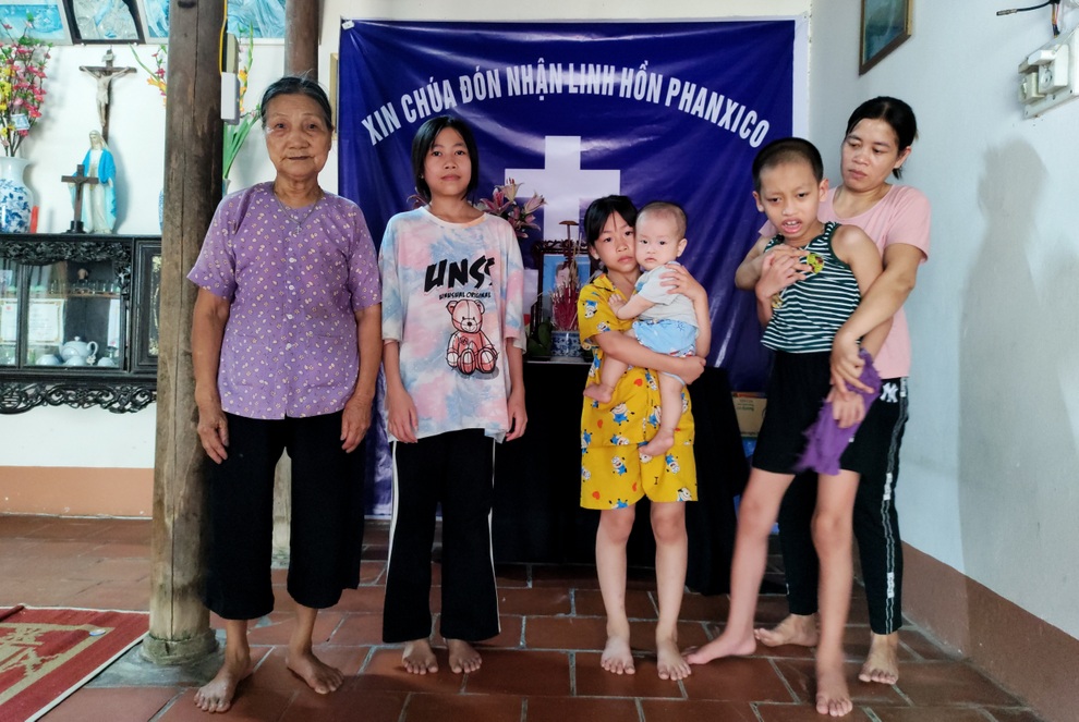 Những đứa trẻ ngây dại mồ côi cha khẩn cầu sự giúp đỡ - 1 Những đứa trẻ ngây dại mồ côi cha khẩn cầu sự giúp đỡ - 1