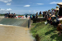 Huy động cọc tre, bao tải chặn dòng lũ để tìm kiếm nam sinh đuối nước