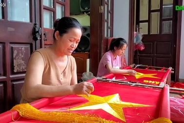 Nhộn nhịp làng nghề làm cờ Tổ quốc (Từ Vân, Thường Tín, Hà Nội)
