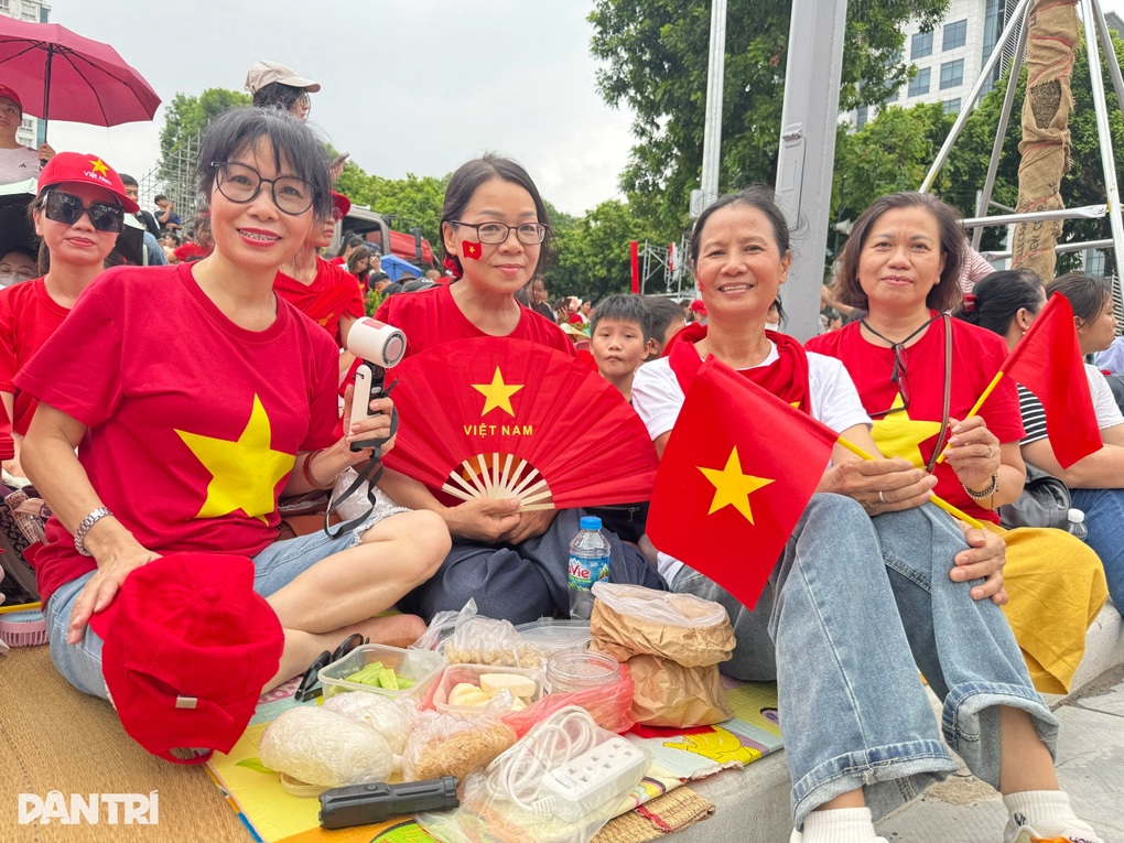 Người dân Hà Nội trải chiếu, mang cơm nắm muối vừng chờ xem tập diễu binh - 3 Người dân Hà Nội trải chiếu, mang cơm nắm muối vừng chờ xem tập diễu binh - 3