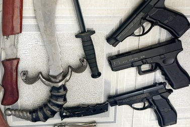 Khám nhà đối tượng mua bán ma túy, phát hiện 3 súng ngắn