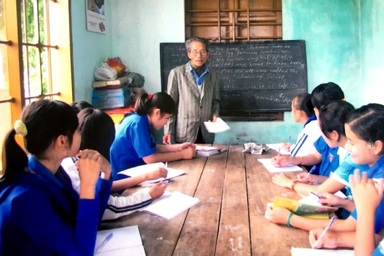 Thầy giáo làng 83 tuổi hơn 30 năm dạy ngoại ngữ miễn phí cho học sinh