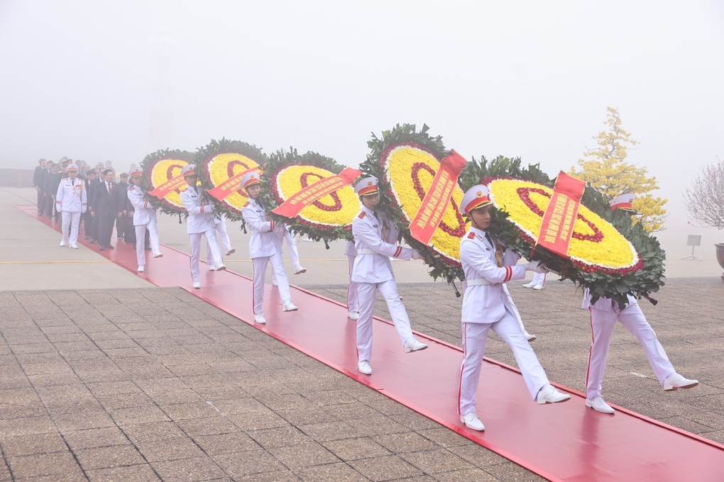 Lãnh đạo Đảng, Nhà nước vào lăng viếng Bác nhân kỷ niệm Ngày thành lập Đảng - 1 Lãnh đạo Đảng, Nhà nước vào lăng viếng Bác nhân kỷ niệm Ngày thành lập Đảng - 1