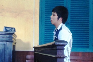 Dùng búa đinh đập đầu bạn gái để cướp của