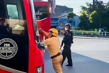 Bắt tạm giam tài xế xe khách tông CSGT ở Hải Dương