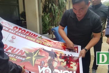 Chi hơn 50 triệu đồng in đề can phát miễn phí cho người hâm mộ U23 Việt Nam