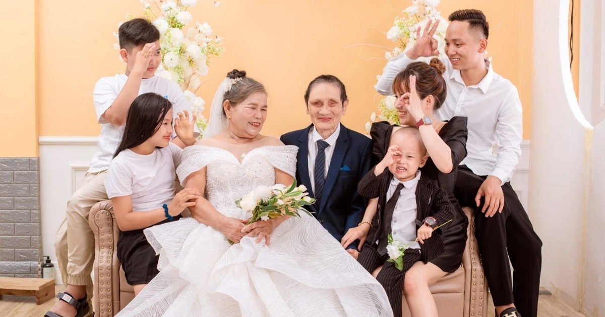 View - Tiết lộ bất ngờ sau bộ ảnh cưới "chồng mù, vợ mồ côi U80" ở Nghệ An | Báo Dân trí