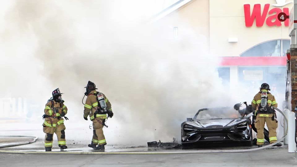 Đi đổ xăng, siêu xe McLaren 765LT cháy thành tro - 5 Đi đổ xăng, siêu xe McLaren 765LT cháy thành tro - 5