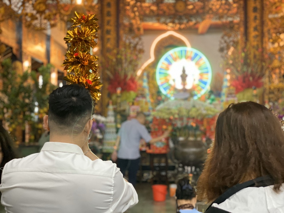 Sau giao thừa, nhiều người đi chùa cầu bình an - 8 Sau giao thừa, nhiều người đi chùa cầu bình an - 8