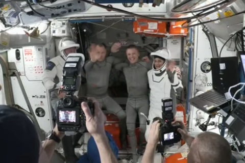 2 phi hành gia mắc kẹt mừng rỡ lên tàu về Trái Đất