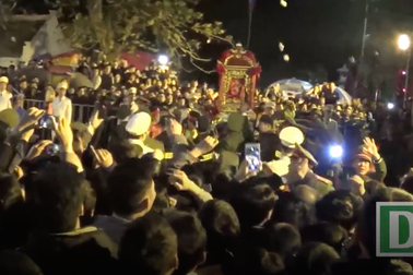 Người ném tiền lên kiệu rước ấn có thể bị ghi hình, nhắc tên