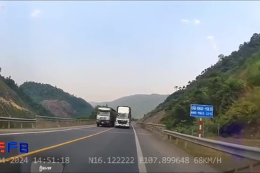 Xe tải lấn làn vượt ẩu suýt gây tai nạn đối đầu trên cao tốc