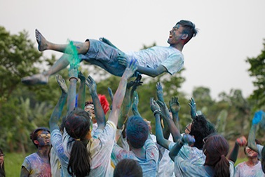 Teen trường chuyên Sư phạm tung bột màu chụp ảnh kỉ yếu